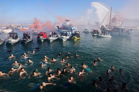 Θεοφάνεια: Εκατοντάδες στα παγωμένα νερά για τον Σταυρό – Φωτογραφίες και βίντεο από όλη την Ελλάδα