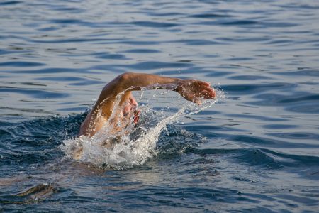 Θεοφάνεια: Πώς επωφελείστε βουτώντας στο κρύο νερό