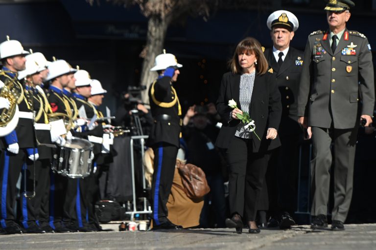 Κηδεία Σημίτη: Πλήθος κόσμου στο τελευταίο αντίο – Δείτε εικόνες