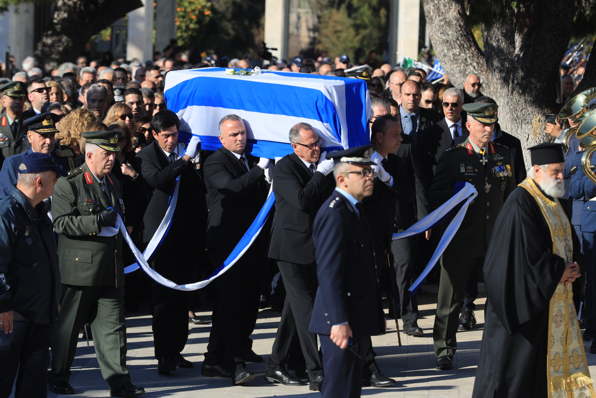 Ο αποχαιρετισμός της Ελλάδας στον Κώστα Σημίτη