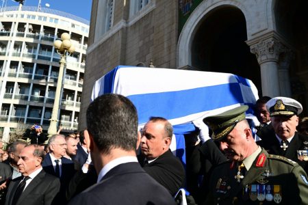 Κηδεία Σημίτη: Πλήθος κόσμου στο τελευταίο αντίο – Δείτε εικόνες