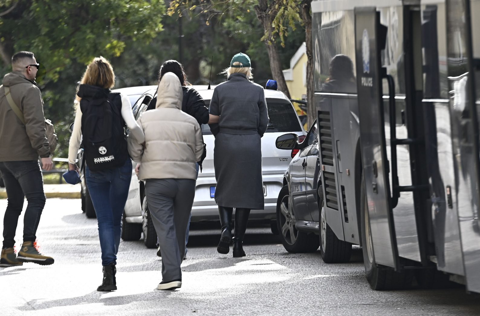 Το προφίλ της βραβευμένης αστυνομικού και το στρατηγείο του κυκλώματος προστασίας