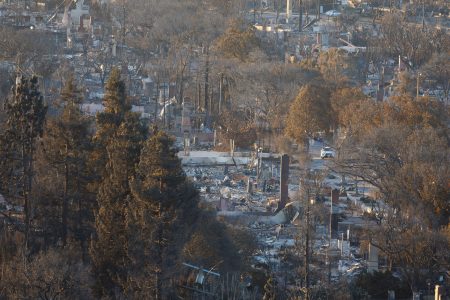 Φωτιά στο Λος Αντζελες: Η επιστροφή των σφοδρών ανέμων Σάντα Ανα απειλεί ότι έμεινε