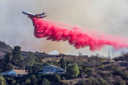 Λος Άντζελες: Τι είναι η ροζ ουσία που ρίχνουν στη φωτιά τα αεροπλάνα