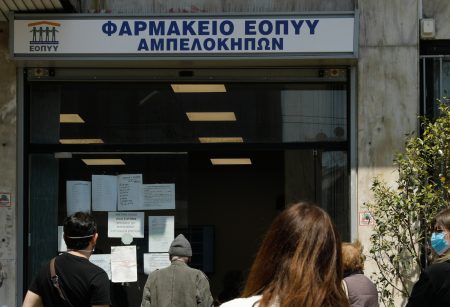 Φαρμακεία ΕΟΠΥΥ: Οι ουρές, η διανομή κατ’ οίκον και τα φαρμακεία της γειτονιάς