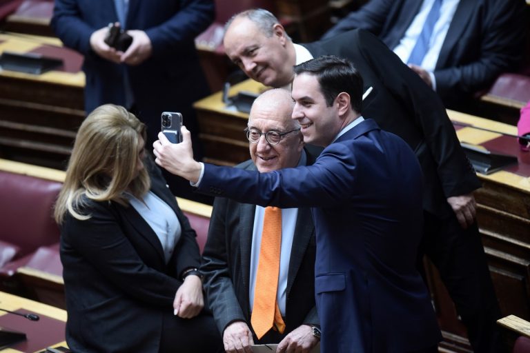 Εκλογή Κακλαμάνη: Τα πηγαδάκια, οι selfies και ο μοναχικός Σαμαράς