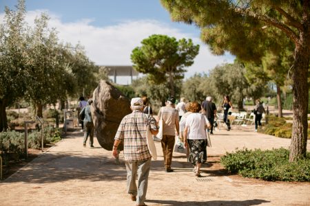 Μαθαίνοντας για το αλτσχάιμερ και την άνοια μέσα από περιπάτους στα μονοπάτια της μνήμης