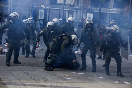 Τέμπη:  Επεισόδια στο συλλαλητήριο στο Σύνταγμα  Χημικά έριξαν τα ΜΑΤ –  Επέστρεψαν οι διαδηλωτές