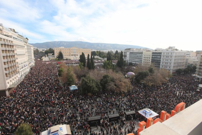 Τέμπη:  Πολυπληθείς συγκεντρώσεις σε όλη την Ελλάδα – Λάμψης – κρότου στο Σύνταγμα