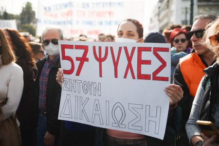 Η τραγωδία των Τεμπών να μη μετατραπεί σε μια κυνική κομματική μάχη