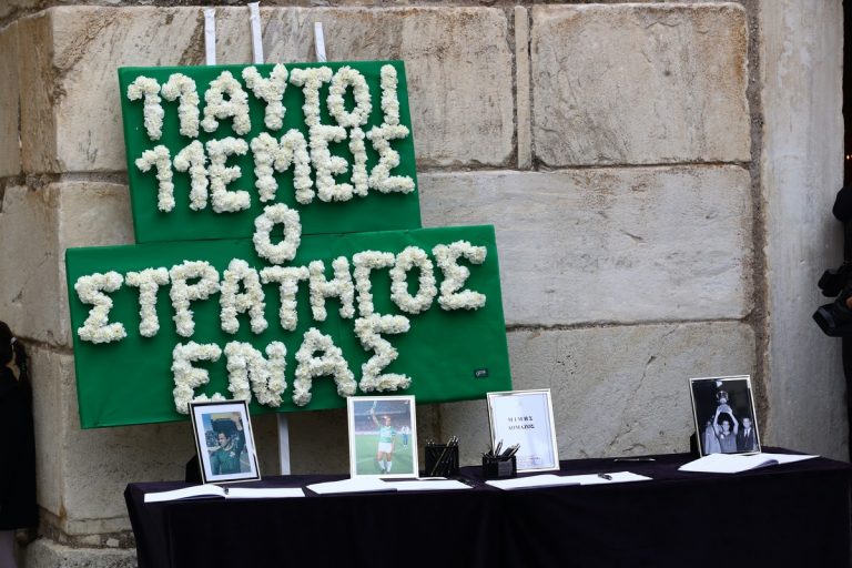 Μίμης Δομάζος: Σε λαϊκό προσκύνημα η σορός του, συγκίνηση στη Λεωφόρο