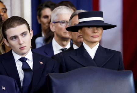 Barron Trump: H σπάνια φωτογραφία με τη Melania και την οικογένειά της