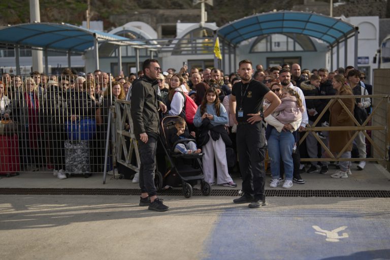 Σεισμοί στην Σαντορίνη: Αδειάζει το νησί – Γεμάτα αναχωρούν τα πλοία (Εικόνες)