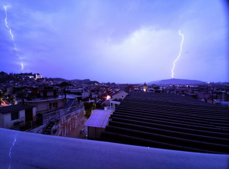 Σε πλήρη εξέλιξη η πρώτη κακοκαιρία του Φλεβάρη – Πλημμύρισε η Αθήνα – Κλειστή η Ποσειδώνος