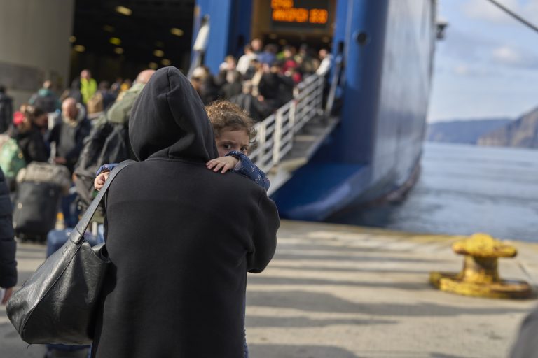 Σαντορίνη: Αδειάζει το νησί υπό τον φόβο ισχυρού σεισμού – Τι αποφάσισαν οι ειδικοί