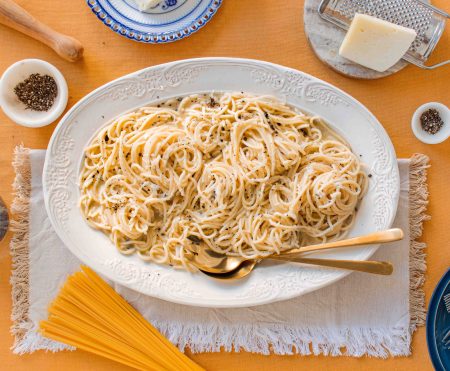 Σπιτικό cacio e pepe για ρομαντικό δείπνο αλά ιταλικά