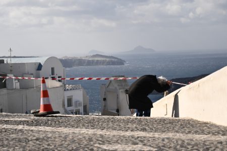 Σεισμοί στη Σαντορίνη: Συνεχίζονται οι σεισμικές δονήσεις – Tα σενάρια για την εξέλιξη του φαινομένου