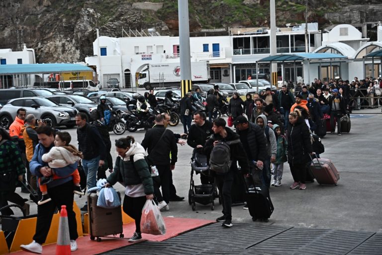 Σεισμοί στη Σαντορίνη: 46 δονήσεις μέσα στη νύχτα – Μαζική φυγή από το νησί