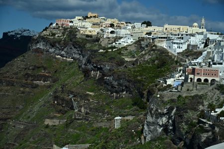 Σεισμοί στη Σαντορίνη: Συνεχίζεται η «καταιγίδα» δονήσεων – Οι νέες εκτιμήσεις των ειδικών