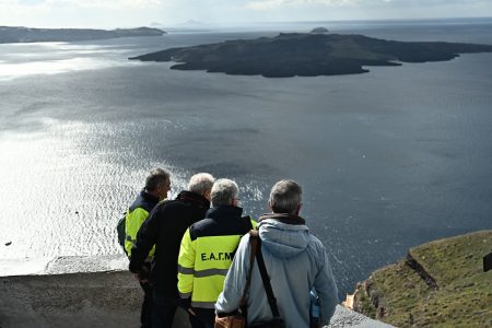 Σεισμοί στη Σαντορίνη: Νέα νύχτα με ισχυρές δονήσεις – Τα σενάρια που εξετάζουν οι ειδικοί