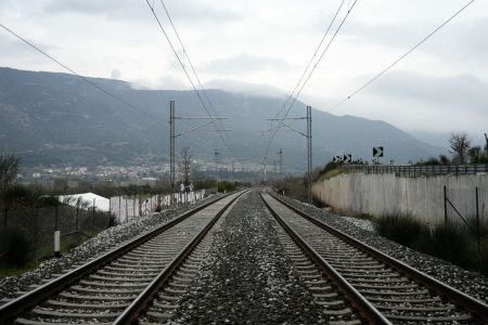 Θεσσαλονίκη: Σοβαρός τραυματισμός εργαζομένου του ΟΣΕ – Προσπάθησε να ανέβει σε τρένο που ήταν σε κίνηση