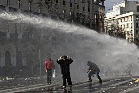 Νέα ένταση στην Αθήνα μετά το συλλαλητήριο – Η ΕΛ.ΑΣ διώχνει τον κόσμο με αύρες από το Σύνταγμα