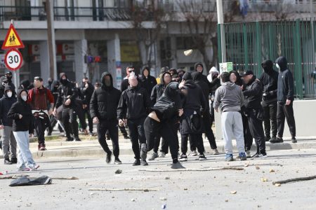 Θεσσαλονίκη: Επεισόδια με μολότοφ στον ΟΣΕ στο συλλαλητήριο για τα Τέμπη – Τους αποδοκίμασε ο κόσμος