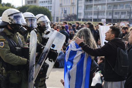 Ιστορικές συγκεντρώσεις για τα Τέμπη: Άναψαν πολιτικές «φωτιές» τα επεισόδια στο Σύνταγμα