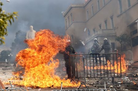 Σύνταγμα: Τα 60 λεπτά που χρειάστηκαν για να διαλυθεί το ιστορικό συλλαλητήριο