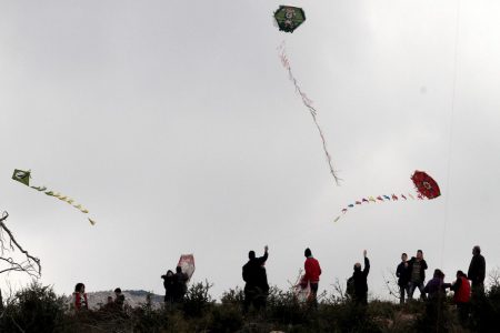 Καιρός: Καθαρά Δευτέρα με βροχές, δύσκολο το πέταγμα του χαρταετού