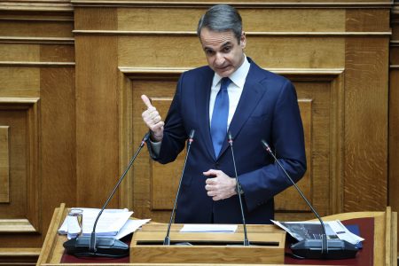 Η «σκληρή» γραμμή Μητσοτάκη, οι «πρόθυμοι» και μια ανατροπή στις δημοσκοπήσεις