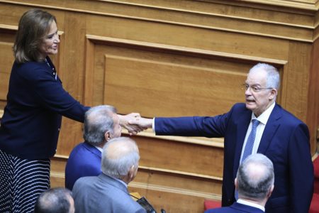 Ορκωμοσία Τασούλα: Το «παρών» Σαμαρά, η εξ αποστάσεως Ντόρα και άλλα κλικ