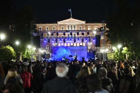 Συναυλία για Τέμπη: Πλήθος κόσμου στο Σύνταγμα – Κλειστοί σταθμοί του μετρό, κυκλοφοριακές ρυθμίσεις