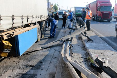 Κλειστή η Εθνική προς Κόρινθο στους Αγίους Θεοδώρους – Ανετράπη νταλίκα