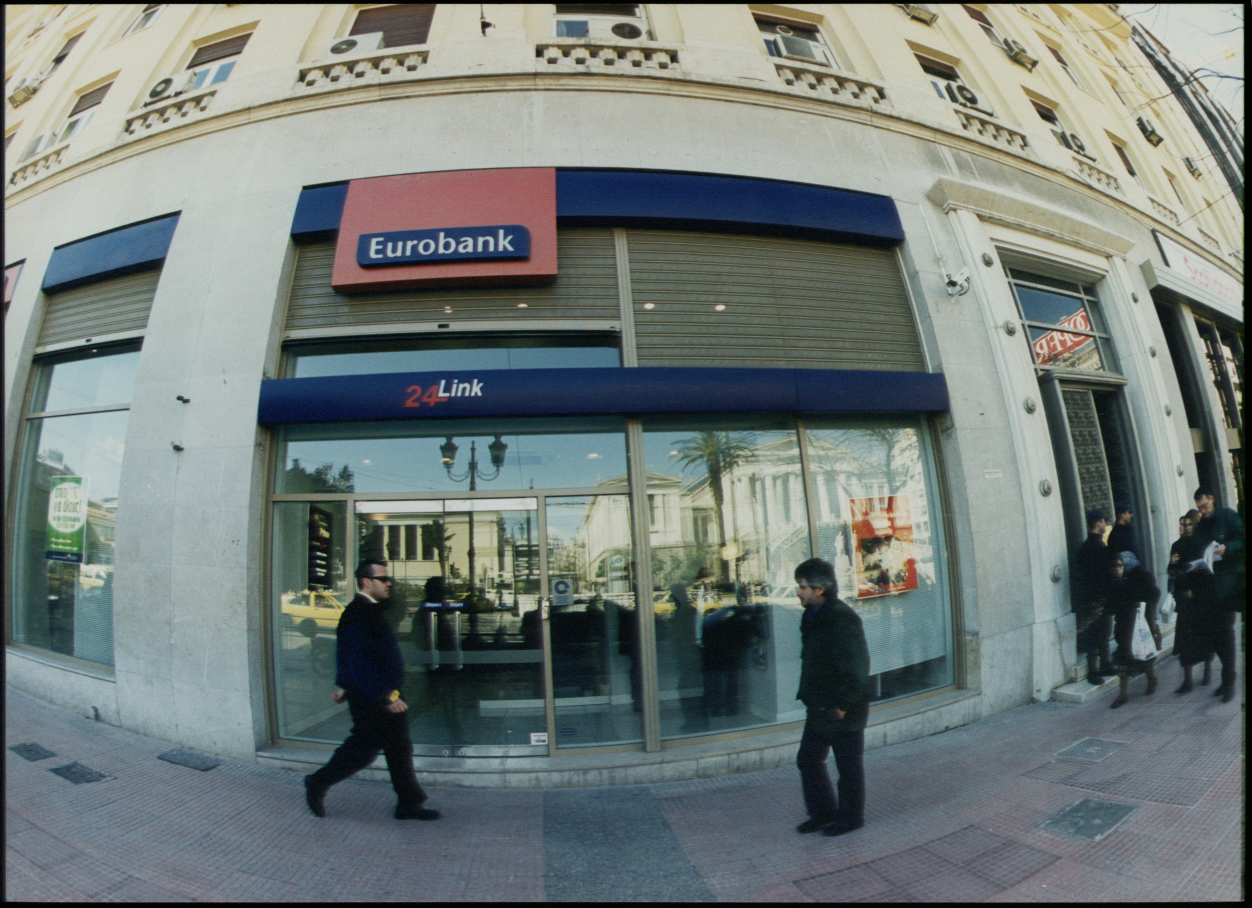 Eurobank: Πάση θυσία αποφυγή νέων μειώσεων σε μισθούς και συντάξεις